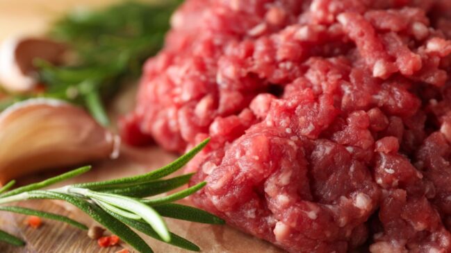 Técnica com panelas de alumínio usa a troca de calor para acelerar o degelo da carne sem utilizar o micro-ondas.