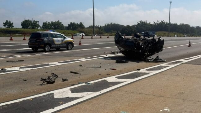 Acidente com carro capotado na rodovia Campinas-Mogi
