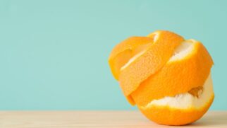 Casca de laranja e bicarbonato podem ser usados para preparar uma solução caseira voltada à limpeza de diferentes superfícies.