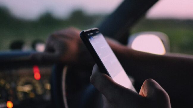 Celular na mão