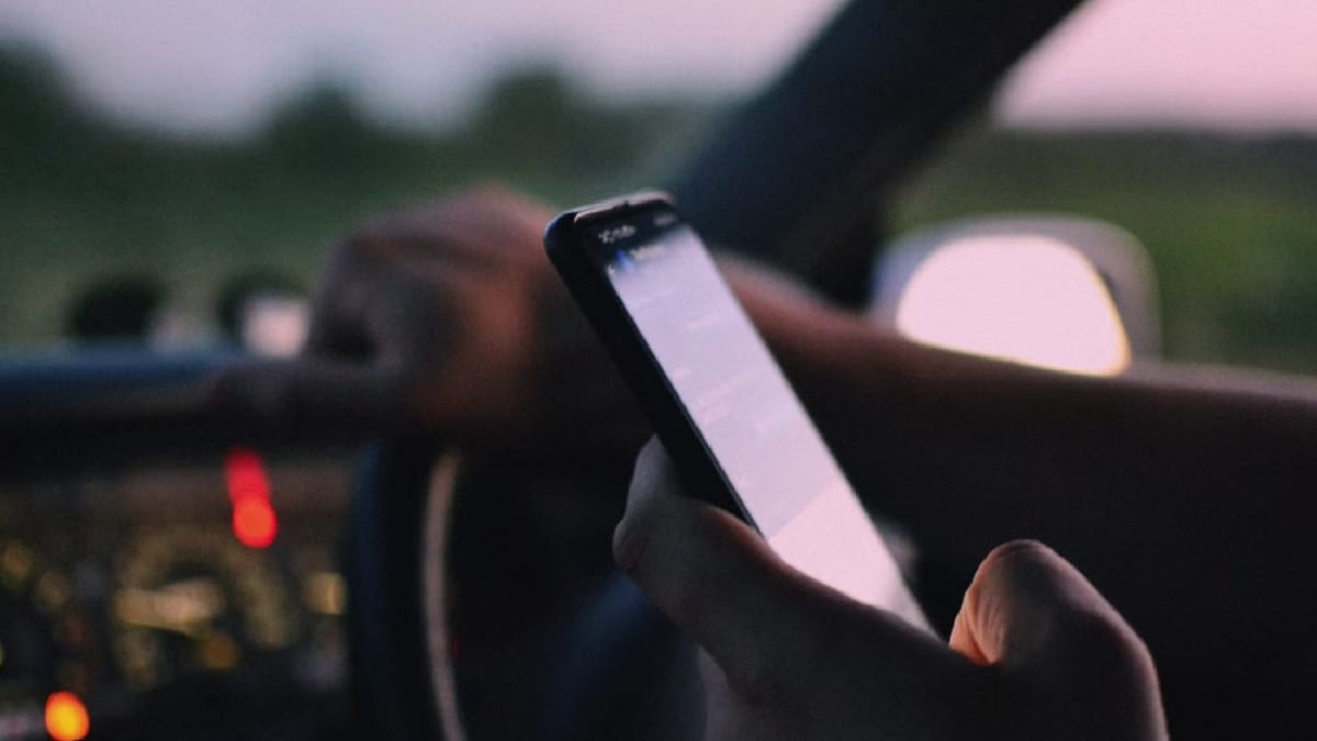 Celular na mão