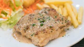 Mistura de limão, manteiga, alho, mel e molho de soja cria um molho versátil que valoriza até as receitas mais simples (Foto: Freepik)