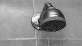 Aumentar a pressão do chuveiro pode depender da caixa d’água, do encanamento e da instalação hidráulica da residência.