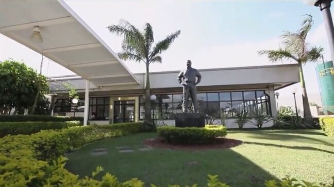Empresário que construiu uma das maiores indústrias do país decidiu transformar sua fortuna em um legado voltado à educação e à assistência social (Foto: Reprodução/Youtube/@canalprofitec)