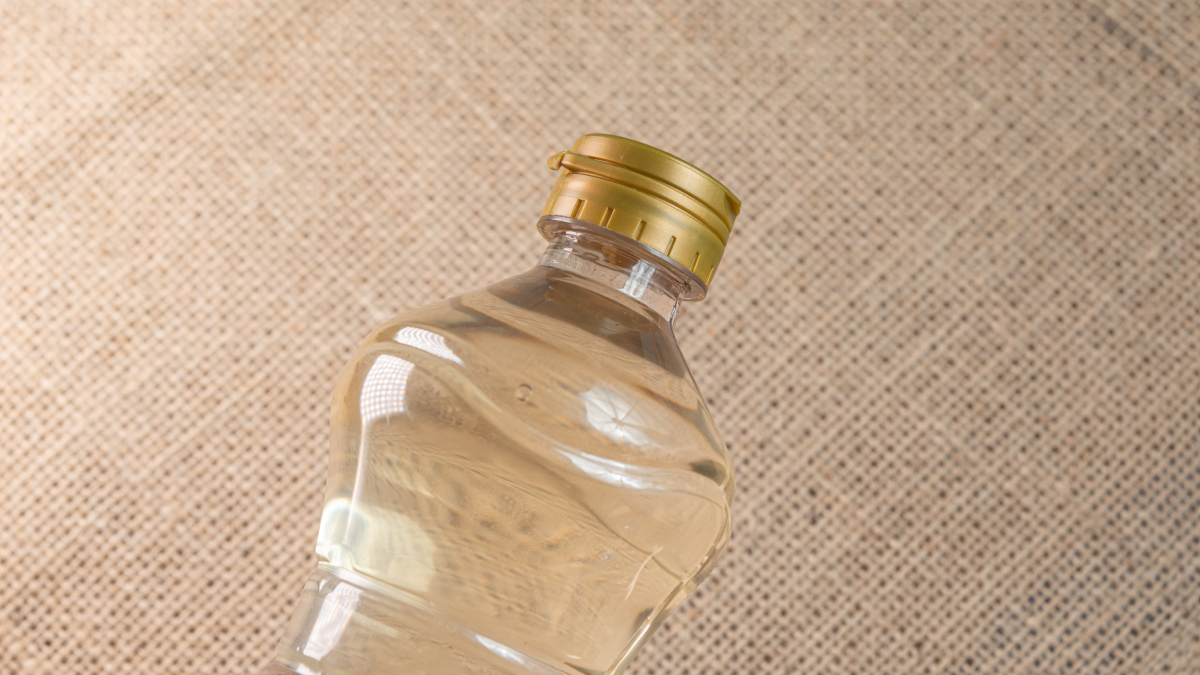 O vinagre branco é uma opção popular para limpezas leves, enquanto o vinagre de limpeza é voltado para sujeiras mais difíceis (Foto: Freepik)