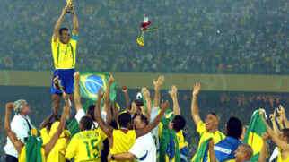 O Brasil conquistou o pentacampeonato em 30 de junho de 2002, na Coreia do Sul, após vencer a Alemanha por 2 a 0 (Foto: Juca Varella/ Folhapress)