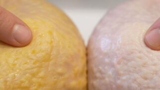 A cor da pele do frango depende principalmente da alimentação e da genética, não da qualidade da carne.