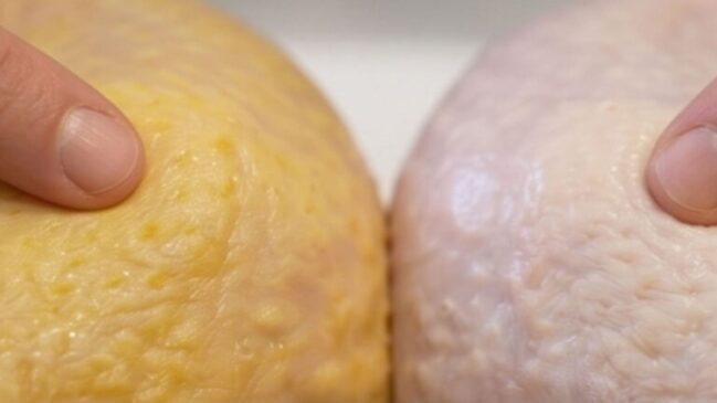 A cor da pele do frango depende principalmente da alimentação e da genética, não da qualidade da carne.