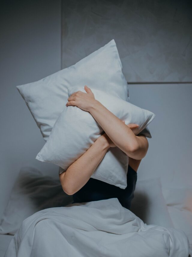 Travesseiro fica amarelado mesmo com a fronha limpa? Entenda as causas e descubra como evitar manchas