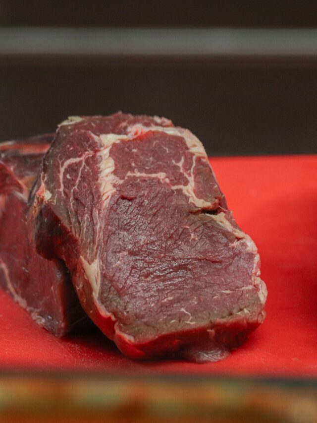 Descongelar carne fora do micro-ondas: truque com panelas de alumínio acelera o degelo sem cozinhar as bordas