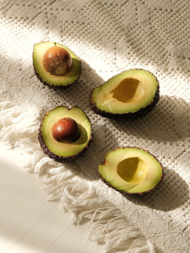 Abacate preto ou oxidado pode virar adubo, repelente natural e reduzir o desperdício em casa; veja como aproveitar