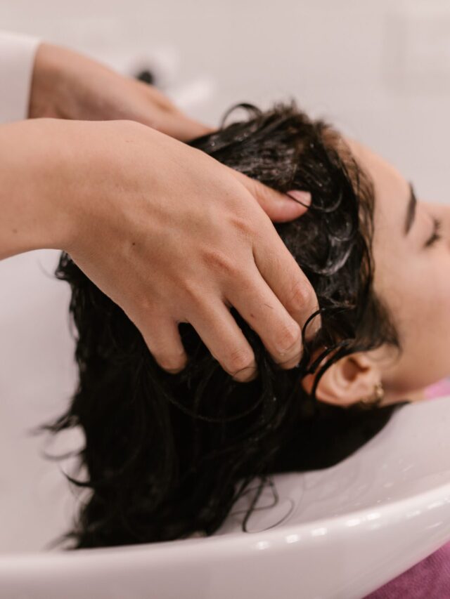 Condicionador antes do shampoo: técnica de lavagem reversa melhora volume, reduz oleosidade e evita peso nos fios
