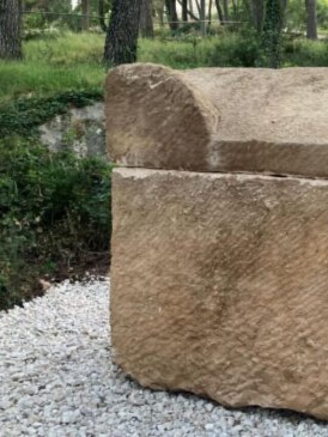 Arqueólogos encontram sarcófagos romanos lacrados há 1.500 anos com moedas e tecidos de ouro