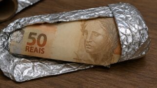 Dinheiro no papel alumínio