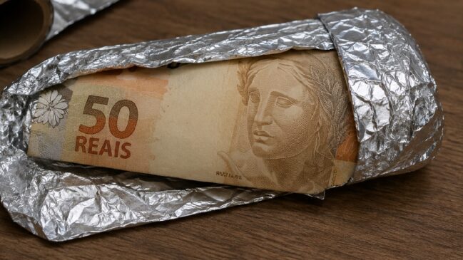 Dinheiro no papel alumínio