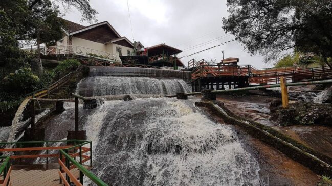 Ducha de Prata, em Campos do Jordão, reúne quedas d’água, passarelas e lojas em um dos passeios tradicionais da cidade.