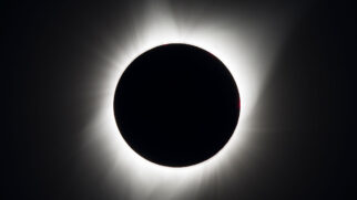 Um eclipse total pode ser solar ou lunar. O termo "total" apenas indica que o astro encoberto fica 100% escondido/Divulgação/Nasa