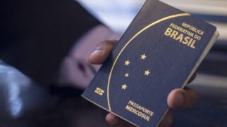 Levantamento mostra que a mobilidade internacional é o principal trunfo do passaporte brasileiro, enquanto desafios econômicos impedem uma posição ainda melhor (Foto: Agência Brasil)