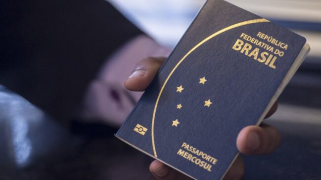 Levantamento mostra que a mobilidade internacional é o principal trunfo do passaporte brasileiro, enquanto desafios econômicos impedem uma posição ainda melhor (Foto: Agência Brasil)
