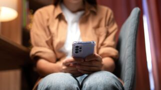 Dependência digital pode aumentar ansiedade, isolamento e reduzir o exercício do cérebro, mas especialistas explicam como evitar esse ciclo (Foto: Freepik)