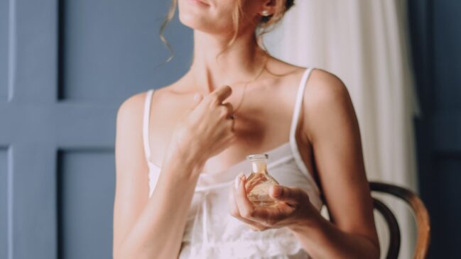 Passar um hidratante neutro antes do perfume ajuda na fixação (Foto: Freepik)