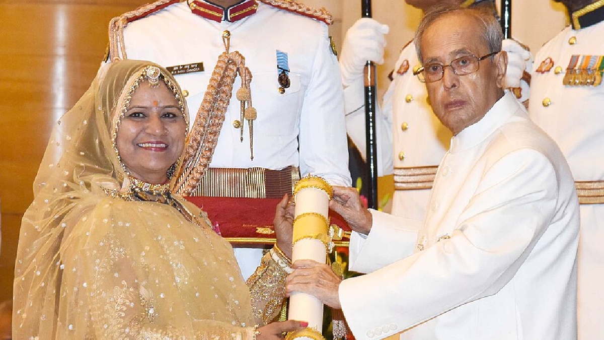 Presidente, Shri Pranab Mukherjee, entrega o prêmio Padma Shri à Sra. Gulabo Sapera