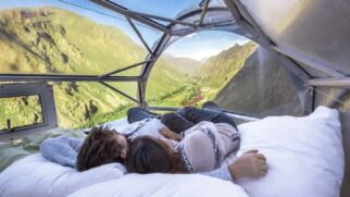 Experiência inclui escalada, jantar nas alturas e uma vista que transforma a hospedagem em uma das mais incomuns do mundo (Foto: Divulgação/Skylodge Adventure Suites)