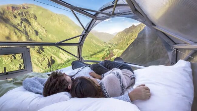 Experiência inclui escalada, jantar nas alturas e uma vista que transforma a hospedagem em uma das mais incomuns do mundo (Foto: Divulgação/Skylodge Adventure Suites)