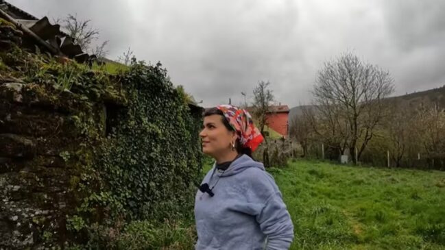 Aos 27 anos, Lucía deixou Madri para restaurar uma casa centenária em uma aldeia de nove moradores e construir uma rotina baseada na autossuficiência (Foto: Reprodução/YouTube/@hilux_aventura)