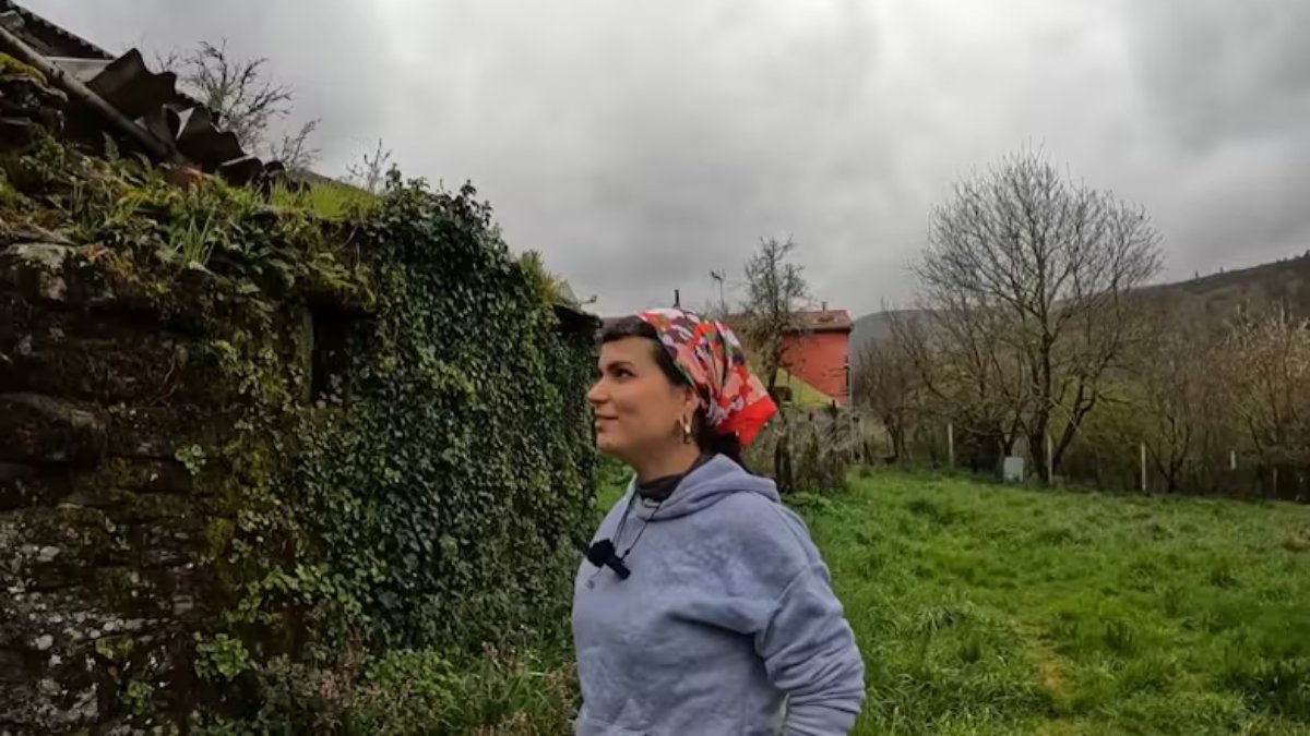 Aos 27 anos, Lucía deixou Madri para restaurar uma casa centenária em uma aldeia de nove moradores e construir uma rotina baseada na autossuficiência (Foto: Reprodução/YouTube/@hilux_aventura)