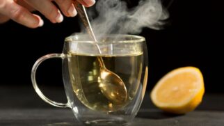 Limão e folhas de louro podem ser usados como aromatizador natural para deixar o quarto com um aroma suave durante a noite.