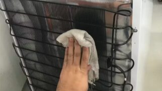 A parte traseira da geladeira concentra componentes essenciais do sistema de resfriamento.