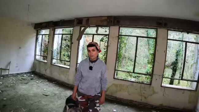 Lucía conseguiu reduzir muito o gasto com alimentação ao plantar sua própria comida (Foto: Reprodução/YouTube/@hilux_aventura)