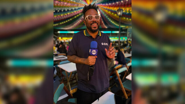 Aos 54 anos, o comediante Marcelo Marrom define o atual momento da carreira com duas palavras: felicidade e maturidade. Foto: Divulgação Aos 54 anos, o comediante Marcelo Marrom define o atual momento da carreira com duas palavras: felicidade e maturidade. Foto: Divulgação