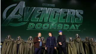 Apresentação oficial reuniu a equipe criativa e personagens mascarados diante do logotipo de Avengers: Doomsday. (Foto: Reprodução/Marvel Studios)