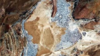 Dezenas de milhares de toneladas de peças se acumulam no deserto e expõem os impactos ambientais da moda rápida (Foto: Divulgação/SkiFi)