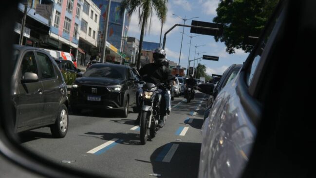 Motociclistas sendo observados do retrovisor de um carro