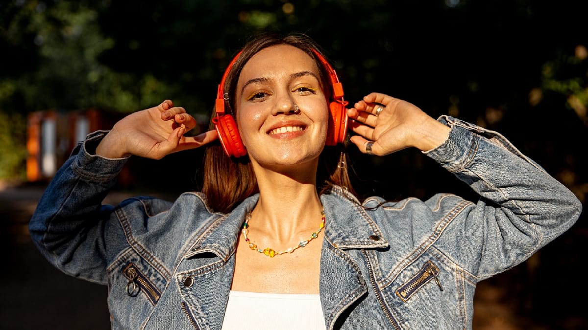Mulher feliz ouvindo música