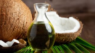 Aplicação do óleo de coco antes da lavagem ajuda a reduzir o ressecamento dos cabelos grisalhos.