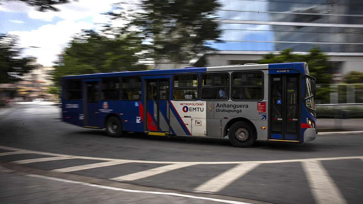 Ônibus da EMTU trafegando pela rua