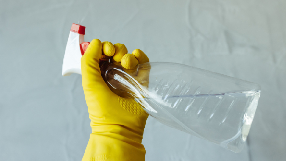 Entender a diferença entre os dois produtos evita erros comuns durante a faxina (Foto: Jonathan Borba/ Pexels)