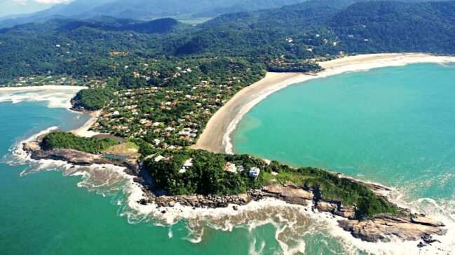 Cercada pela Mata Atlântica, a Praia do Iporanga tem acesso gratuito e cachoeira a poucos metros da faixa de areia (Foto: Pedro Rezende/Secretaria de Turismo do Guarujá)