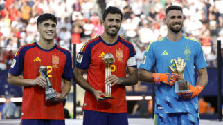 Entrega do prêmio de melhor jogador jovem para Pau Cubarsí, de melhor jogador para Rodri e de melhor goleiro para Unai Simón da Espanha sendo premiados