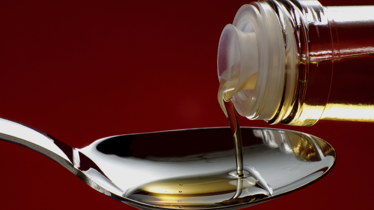 Apesar da aparência semelhante, o vinagre de limpeza não é indicado para consumo e possui maior concentração de ácido acético (Foto: Freepik)