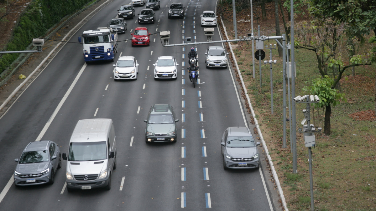 A faixa da esquerda é destinada, principalmente, às ultrapassagens e não deve ser ocupada sem necessidade (Foto: Thiago Neme/ Gazeta de S. Paulo)