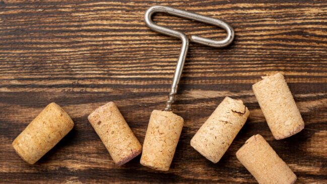 Rolha de vinho pode ajudar a reduzir odores desagradáveis dentro da geladeira.