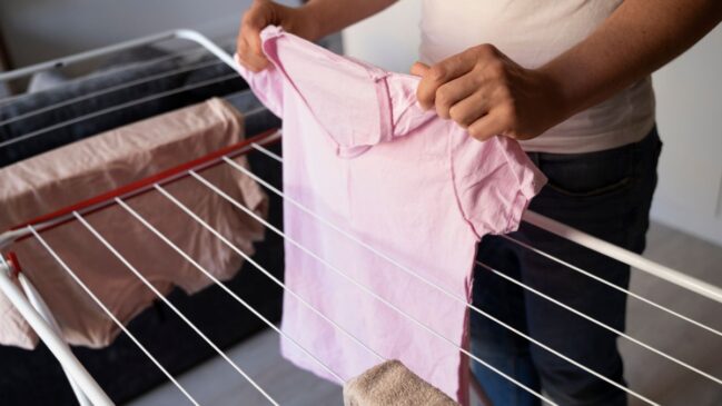 Método japonês organiza o varal para melhorar a circulação do ar entre as roupas.