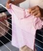Dicas para secar roupas dentro de casa e evitar o cheiro de cachorro molhado com 7 truques simples que ajudam a acelerar a secagem mesmo em dias frios e chuvosos