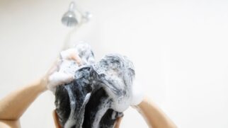 Dermatologista María Rogel explica quais cuidados ajudam a manter cabelos finos com mais leveza e volume.