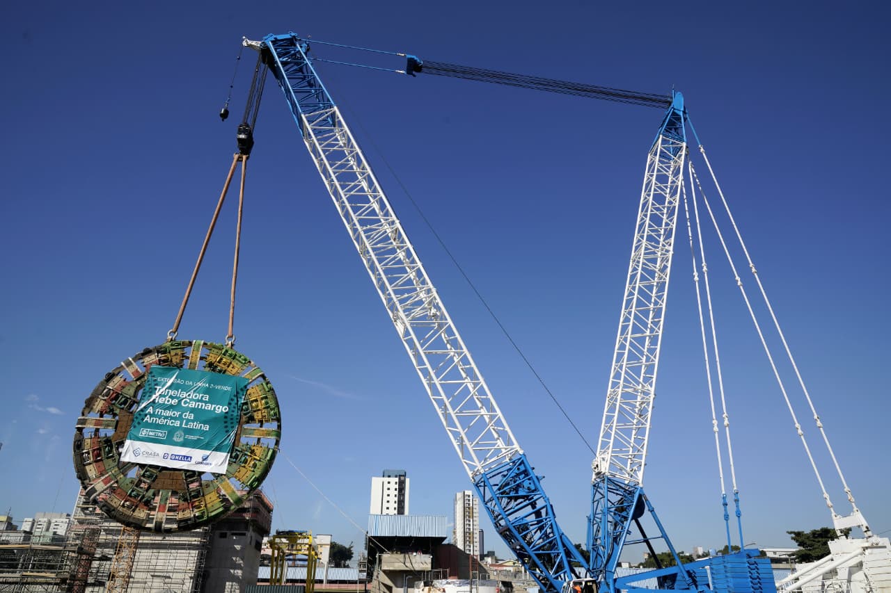 Fabricada na China, a tuneladora chegou ao Brasil pelo Porto de São Sebastião e foi transportada em cinco grandes segmentos até a Estação Penha